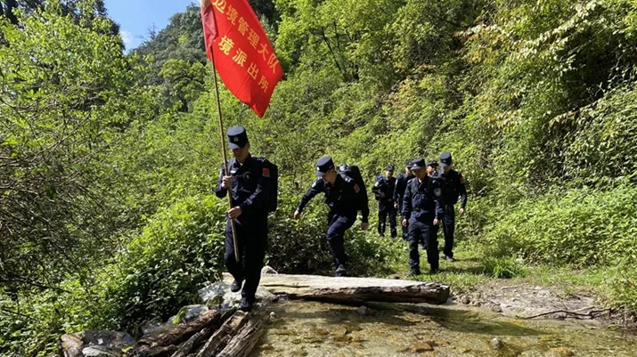 他們在高黎貢山原始森林無人區內踩出了一條“巡邏之路”